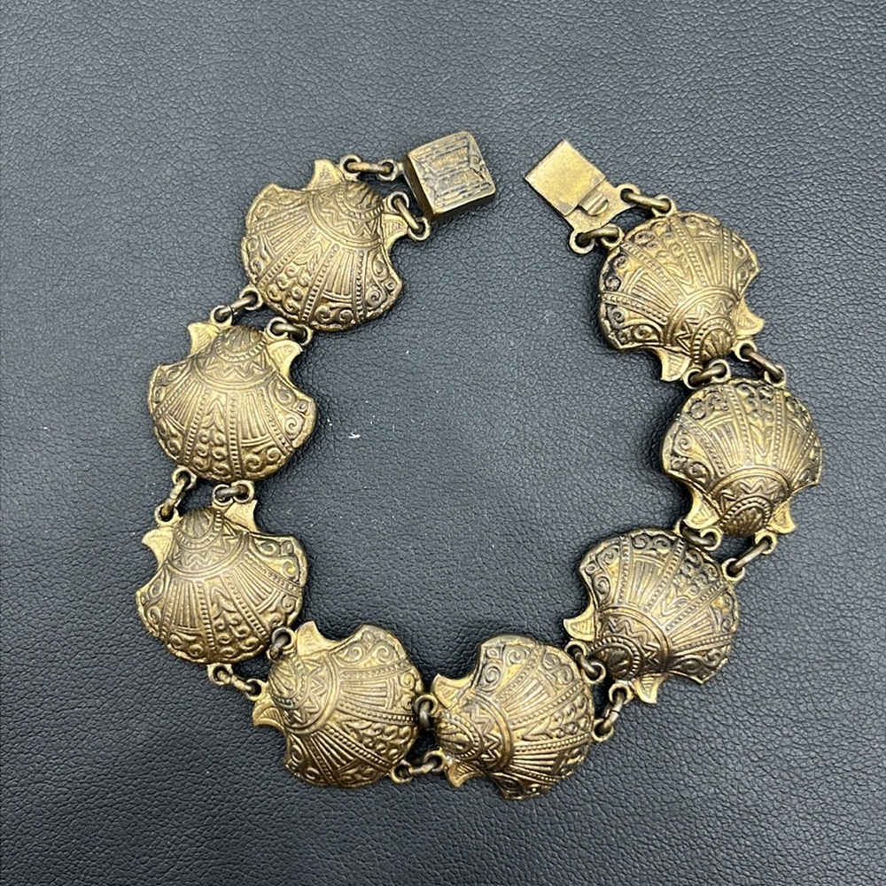 Vintage detailed sea shell bracelet, 7 inches, box clasp